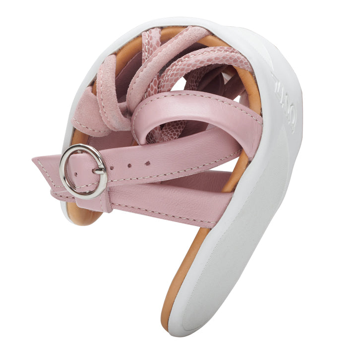 Närbild av en QORY Rosa-ballerinasko från ZAQQ, i mjukt rosa, som påminner om en remsandal. Den har mesh-detaljer och en spännerem, och dess flexibla sula är böjd för att framhäva dess flexibilitet, allt mot en vit bakgrund.