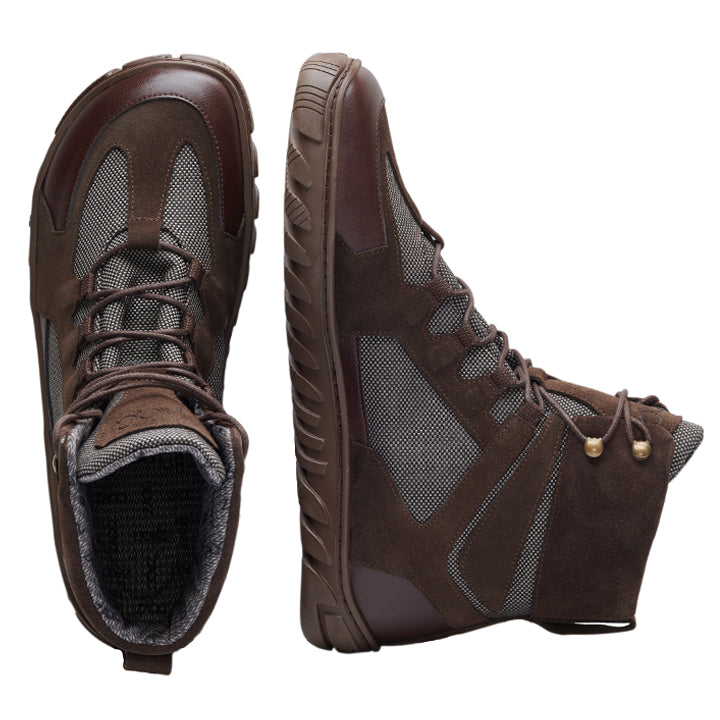 Ein Paar wasserdichte, braune BOSQE High-Top-Wanderstiefel von ZAQQ mit robustem Design mit grauen Mesh-Einsätzen, rutschfesten Sohlen für hervorragenden Halt und Schnürung vorne. Ein Stiefel steht aufrecht, während der andere auf der Seite liegt und das Innenfutter freigibt.