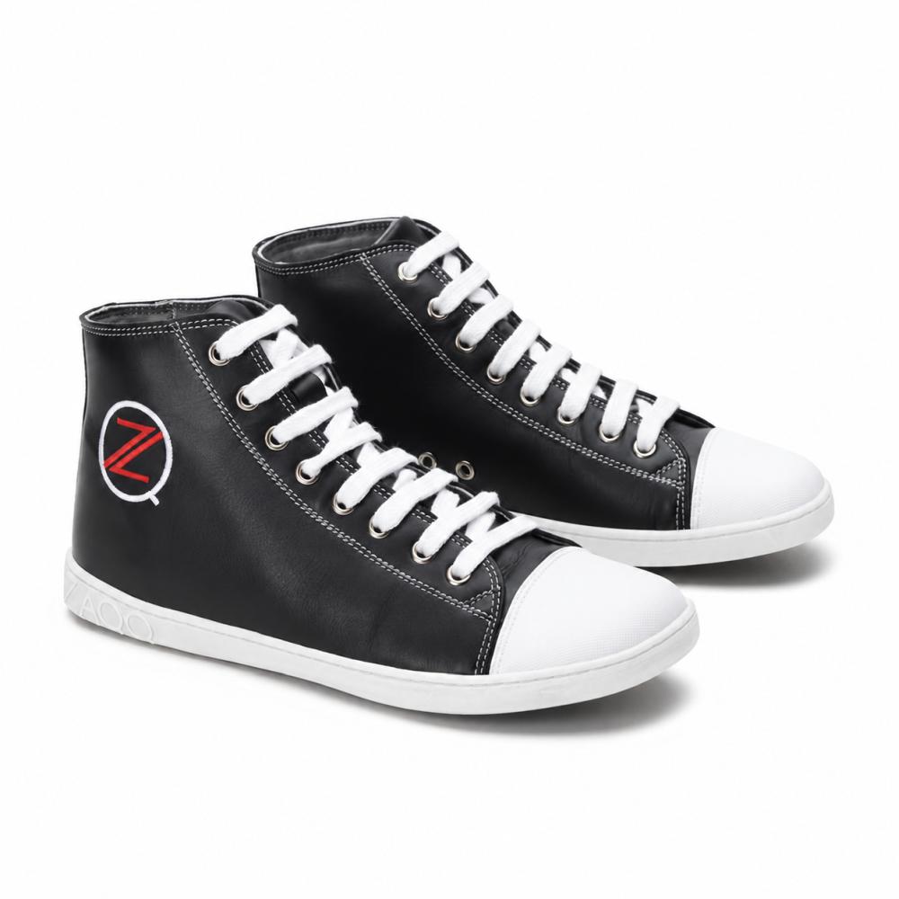 Ett par klassiska svarta high-top-sneakers från ZAQQ CHUQQS har vita skosnören och tåhättor, som var och en visar en iögonfallande röd-vit Z-logga. Sulorna är gjorda av slitstarkt gummisula, vilket ger skorna ett trendigt, lätt slitet utseende.