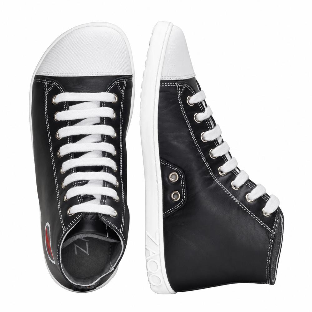 Ett par stiliga svarta high-top-sneakers från ZAQQ CHUQQS med vit gummisula och skosnören. Den vänstra skon står upprätt, medan den högra skon ligger på sidan och visar en chic logga nära hälen.