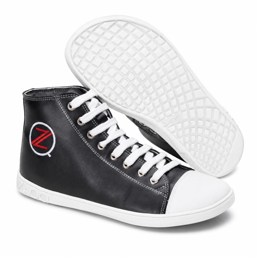 CHUQQS Black High-Top-Sneakers från ZAQQ har vita sulor och skosnören, förstärkta med en vit tåhätta. På sidan finns en logga med ett rött Z i en vit cirkel. Gummisulan är designad med ett rutmönster för förbättrat grepp och hållbarhet.