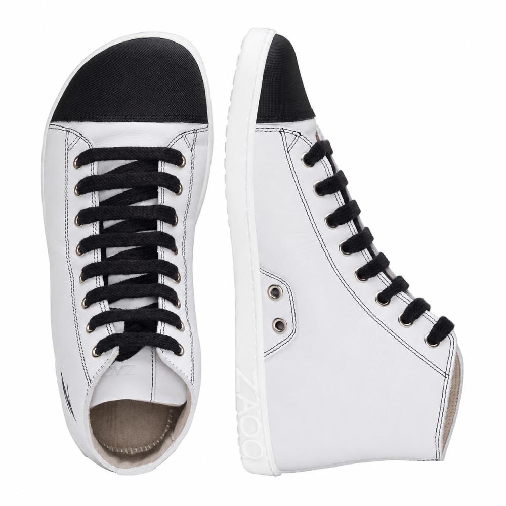 Vi presenterar CHUQQS White från ZAQQ: ett par eleganta vita högsneakers med svarta skosnören och tåhättor. Den vänstra skon ses ovanifrån medan den högra skon står upprätt och visar sin sidoprofil. Dessa sneakers är skickligt tillverkade av nappaläder och har vita sulor med varumärket ZOOZ.