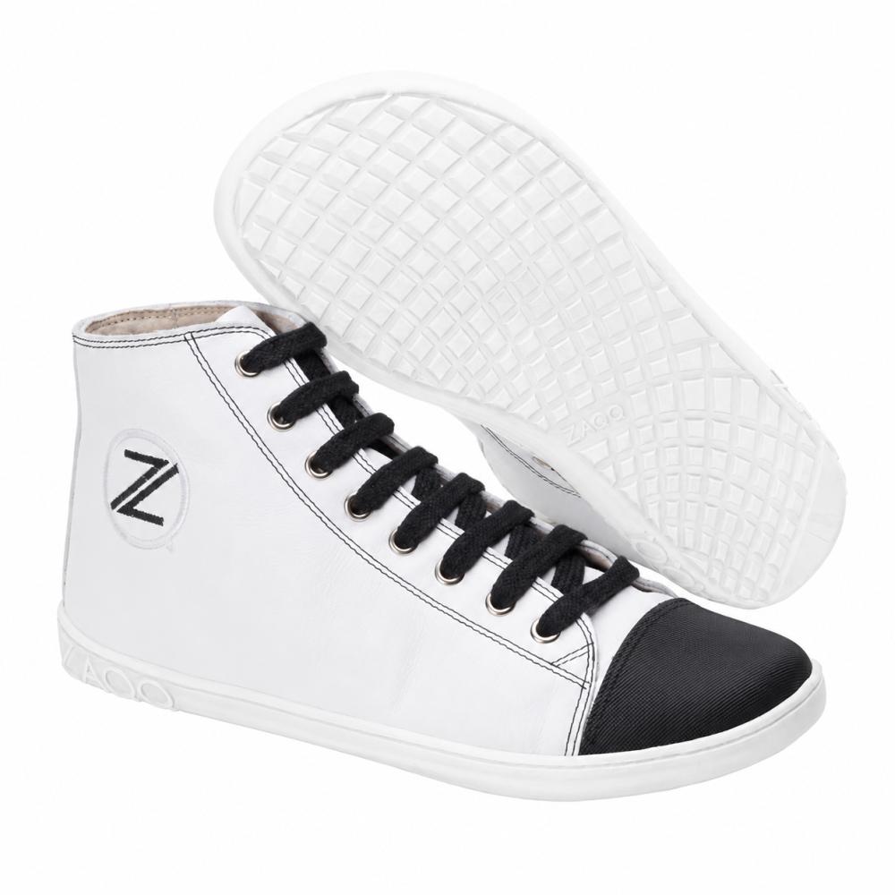 Vi presenterar CHUQQS White från ZAQQ, ett stilfullt par högsneakers med vitt övermaterial, svart tåhätta och svarta skosnören. Dessa sneakers har en strukturerad sula med rutmönster och visar märkets Z-logga tydligt på sidan. Den vita sneakern kombinerar sömlöst klassisk stil med modern komfort.