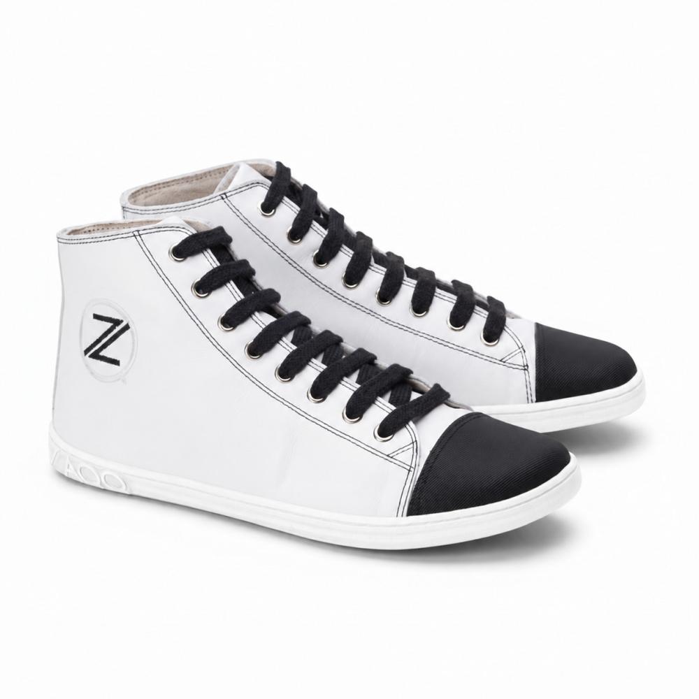 vit hög sneaker av slätt läder med svarta skosnören som barfotaskor med helt platt sula