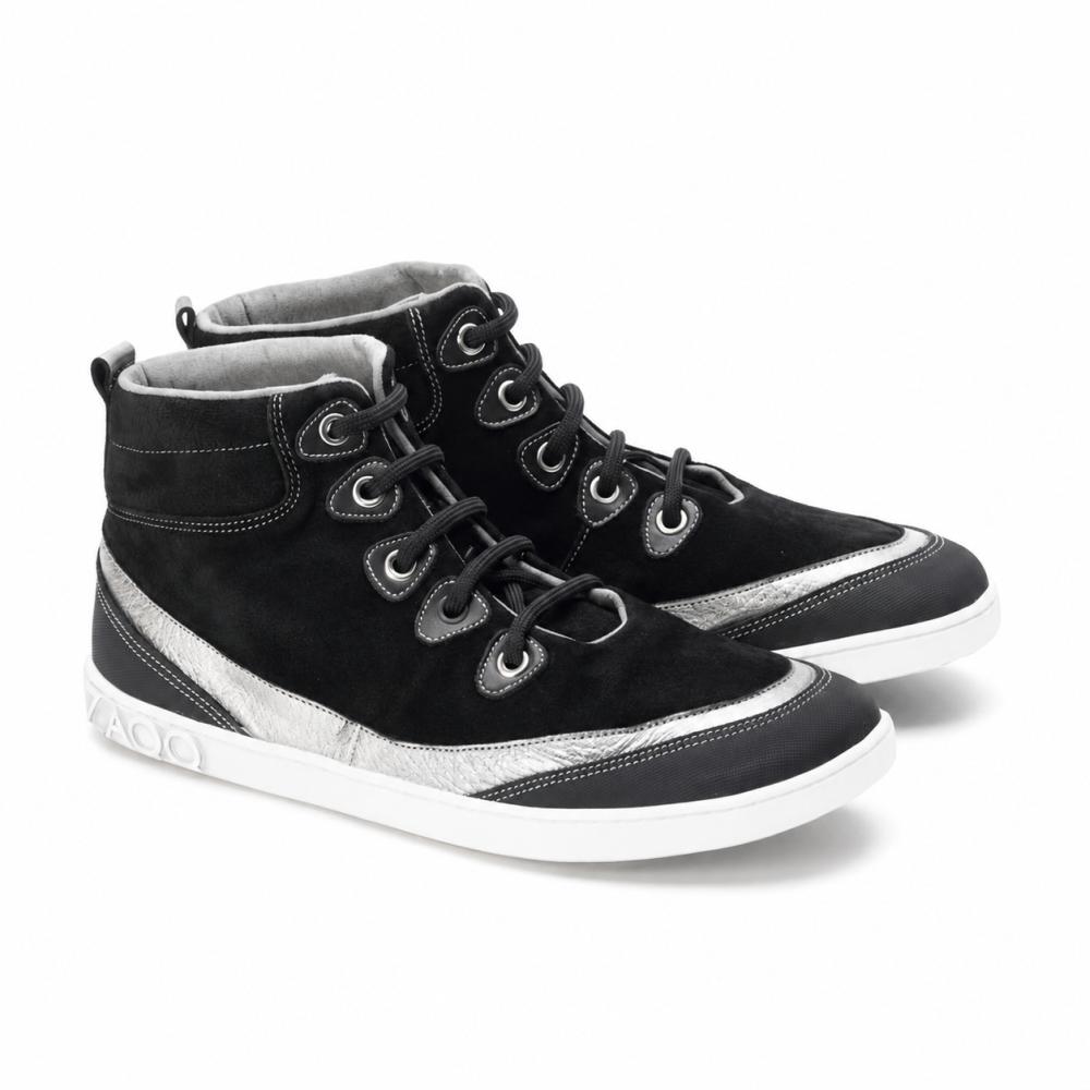 De höga sneakers CINQO Black från ZAQQ har metalliskt-silvriga accenter och vita sulor. Dessa stiliga skor med svarta skosnören och öljetter har ett strukturerat mönster på mellansulan nära hälen. Den avslappnade designen kompletterar deras sportiga look perfekt.