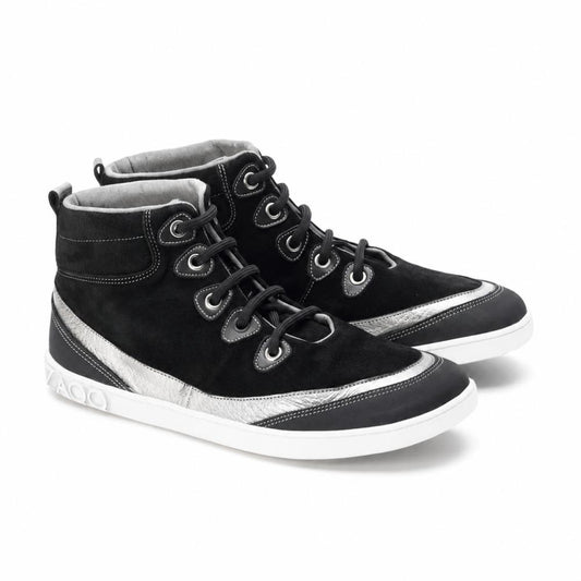 Die High-Top-Sneaker CINQO Black von ZAQQ haben metallisch-silberne Akzente und weiße Sohlen. Diese stylischen Schuhe mit schwarzen Schnürsenkeln und Ösen verfügen über ein strukturiertes Muster auf der Zwischensohle in Fersennähe. Das lässige Design ergänzt ihren sportlichen Look perfekt.