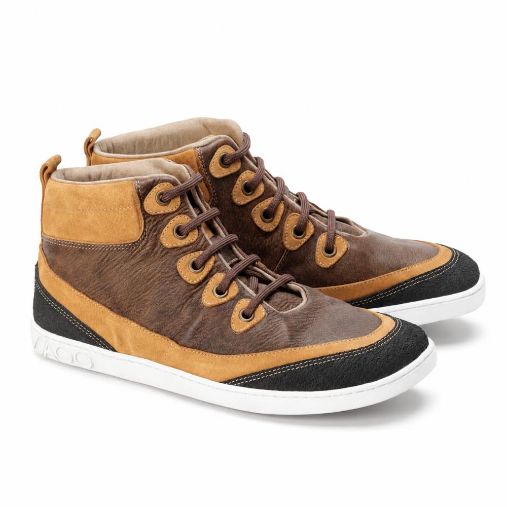 De ZAQQ CINQO Brown High-Top-sneakers imponerar med en lyxig nappaläderstruktur i brunt och ljusbrunt, förhöjd med svarta accenter på tåhätta och häl. Dessa moderiktiga skor har vita sulor, bruna skosnören och en praktisk ögla på baksidan för enkel bärning.