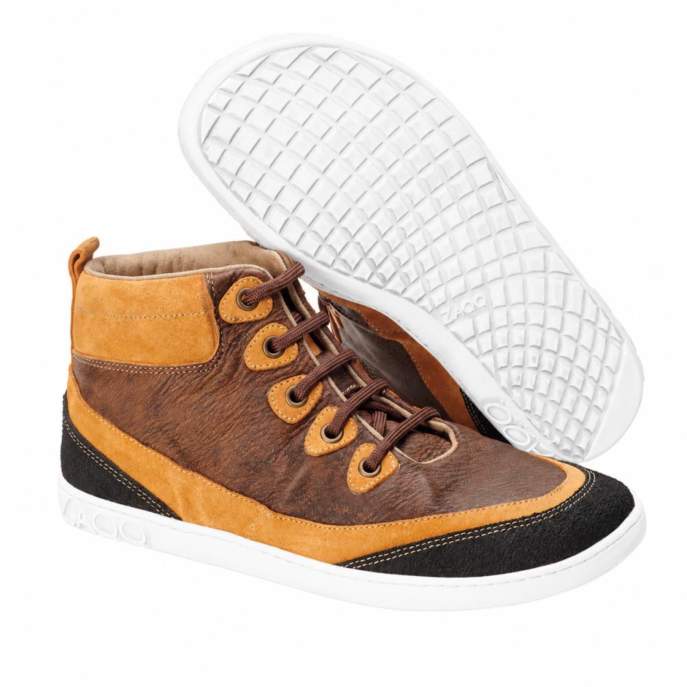 Ett par moderiktiga ZAQQ CINQO Brown High-Top-sneakers i bruna och orange toner med svarta accenter och vit sula av smidigt nappaläder. En sko står upprätt medan den andra ligger på sidan, vilket framhäver den strukturerade suldesignen som representerar komforten hos en barfotasko.