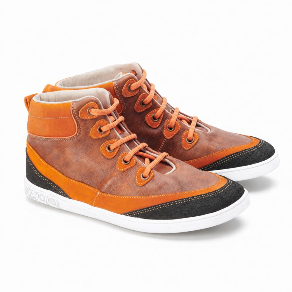 Dessa ZAQQ CINQO Orange High-Top-sneakers imponerar med orange och brunt läder med lysande orange skosnören, kompletterade med strålande vita sulor. De dekorativa svarta lapparna accentuerar tåhättor och hälar och gör dem till ett stilfullt måste.
