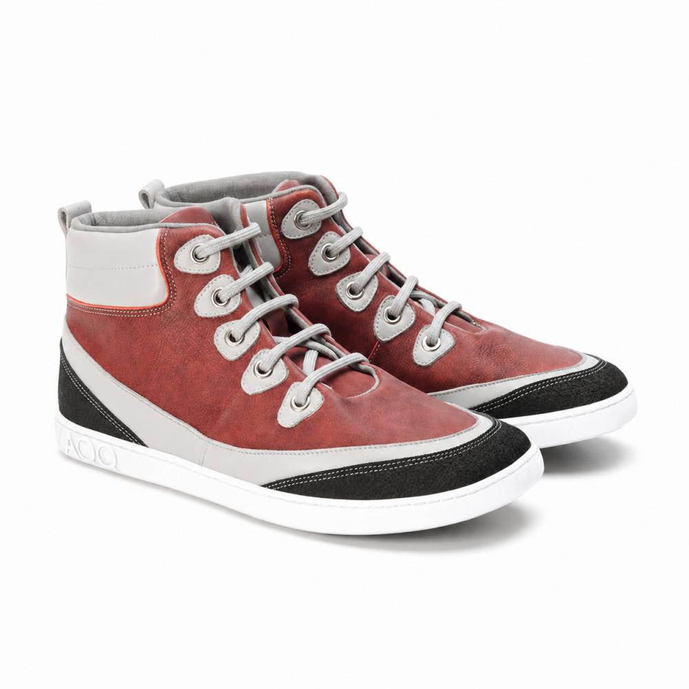 De ZAQQ CINQO Red High-Top-sneakers visar upp en sportig design med röda och vita inslag, kompletterad med svarta strukturerade accenter. Dessa skor erbjuder komfort med sina vita skosnören, den mönstrade sulan och de synliga sömmarna för en sömlös kombination av stil och komfort.
