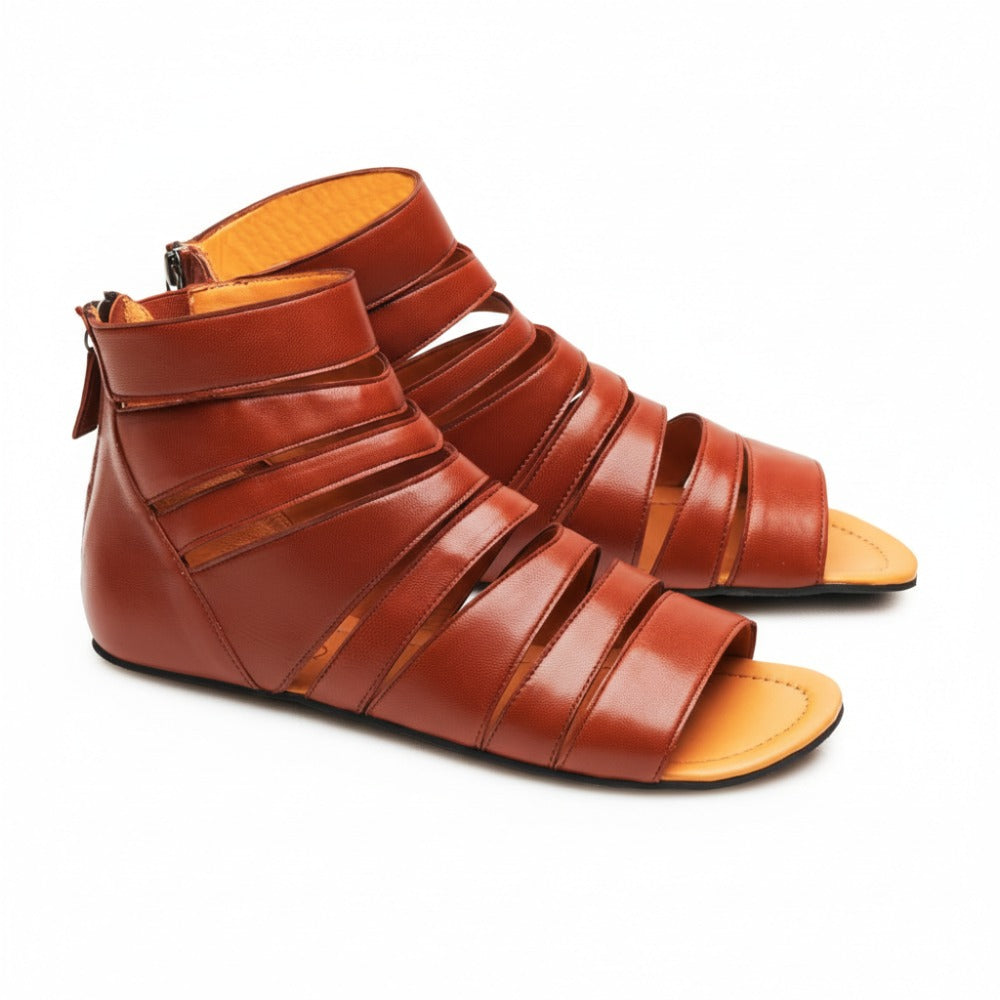 Die GLADIQ Cognac von ZAQQ sind ein atemberaubendes Paar brauner Gladiatorsandalen aus luxuriösem Nappaleder. Diese Sandalen mit mehreren Riemen und einem praktischen Reißverschluss auf der Rückseite sind mit einer offenen Spitze und flachen Sohlen gestaltet, um Stil und Komfort nahtlos zu kombinieren.