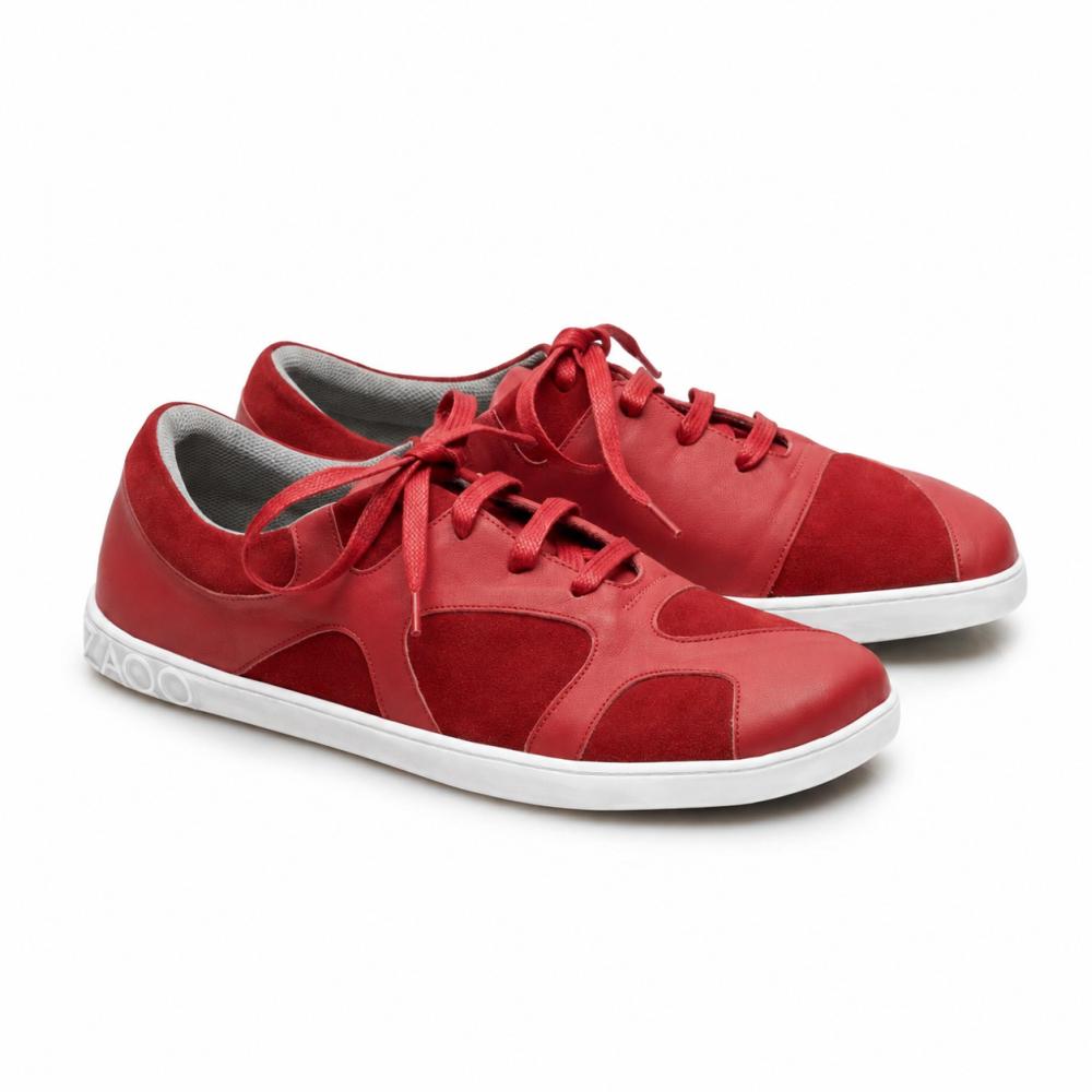 QAANAAQ Bordeaux-sneaker från ZAQQ är tillverkade av nappaläder och mocka och har en vit zero-drop-gummisula samt matchande röda skosnören.
