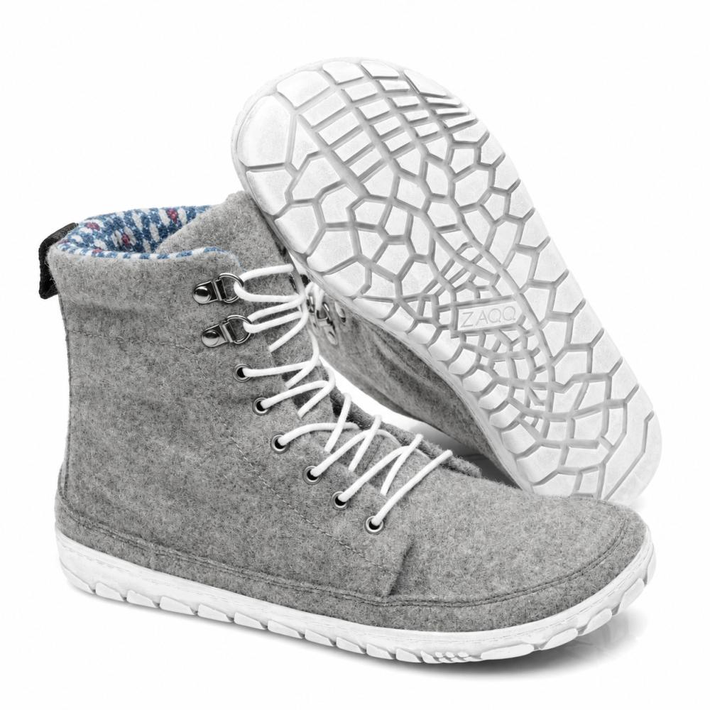 Ett par QICE Grey High-Top-sneakers från ZAQQ med vita skosnören visas. En sko står upprätt medan den andra är vinklad för att framhäva den strukturerade, mönstrade utomhussulan.