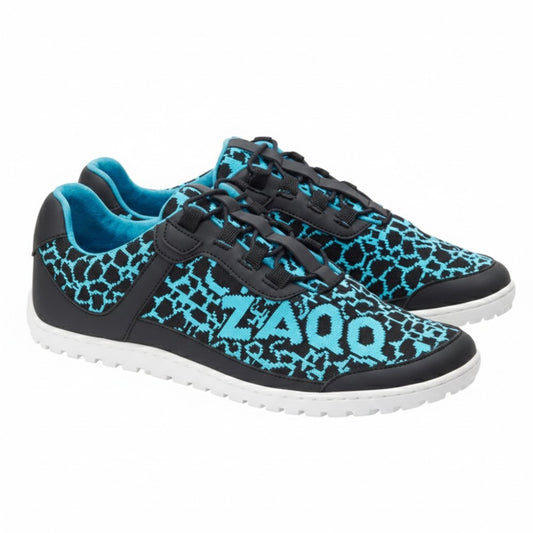 Die QINGSTON Turquoise-Schuhe von ZAQQ sind schwarze und türkisfarbene Sportschuhe mit einem einzigartigen geometrischen Muster aus veganem Netzgewebe. Der Markenname ZAQQ ist auf der Seite jedes Schuhs abgebildet. Sie werden mit schwarzen Schnürsenkeln und weißen Sohlen geliefert und sind damit die ideale Wahl für vegane Laufbegeisterte.