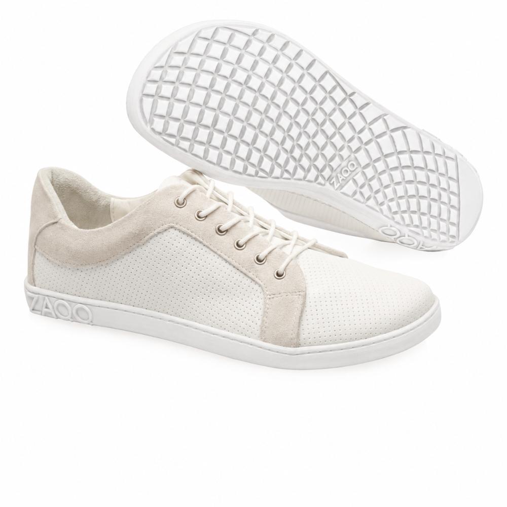 De ZAQQ QORE Low White Sneaker i högkvalitativt nappaläder utstrålar sofistikering med sina skosnören och prickiga perforationer. Den ena har en platt sula medan den andra har en strukturerad våffelsula och erbjuder både stil och komfort vid varje steg.