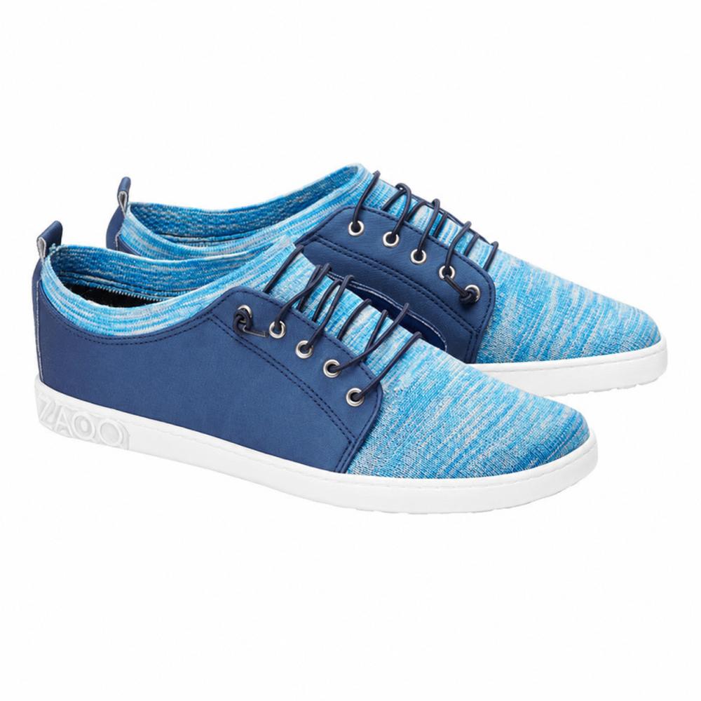 QRIS Blue Sneaker från ZAQQ är tillverkade av strukturerat tyg och mörkblå insatser för att säkerställa andningsförmåga hela dagen. Dessa stiliga barfotaskor har vita sulor med unik design samt mörkblå skosnören som är trädda genom metalliska öljetter, vilket gör dem perfekta för varje avslappnad utflykt.