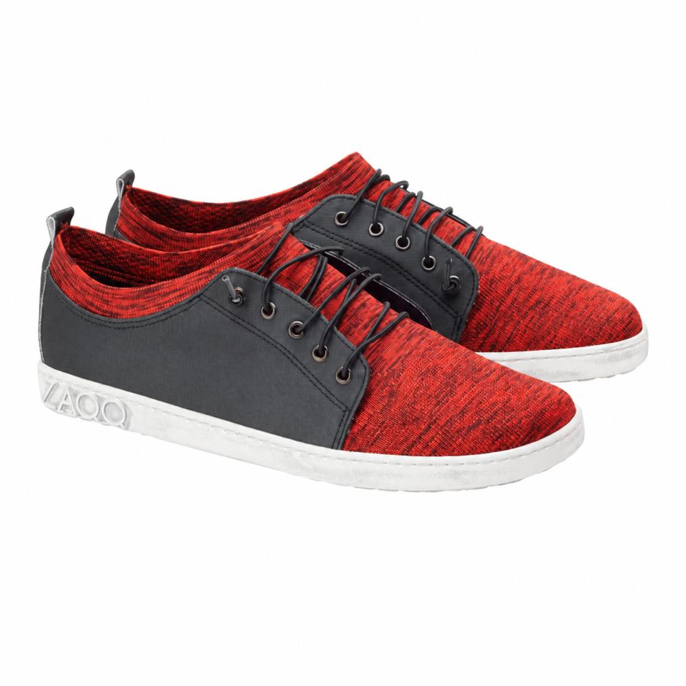 Vi presenterar QRIS Red från ZAQQ, ett par avslappnade röd-svarta sneakers med iögonfallande vita sulor. Dessa skor kännetecknas av ett lysande rött strukturtyg, eleganta svarta skosnören och praktiska vita dragöglor baktill. Det framträdande ordet YAGO är präglat på sidan av sulorna och ger dem en unik touch.