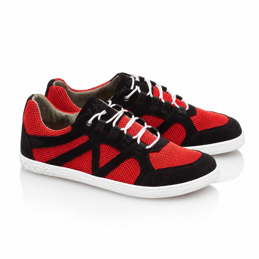 Ett par QUSQO Red-sneakers från ZAQQ med en kombination av röda mesh-insatser och svarta mocka-accenter, komplett med vita skosnören och en vit sula. Dessa löparskor har en unik vågformad sömnadsdesign på sidan och varumärkesnamnet elegant placerat på hälen.