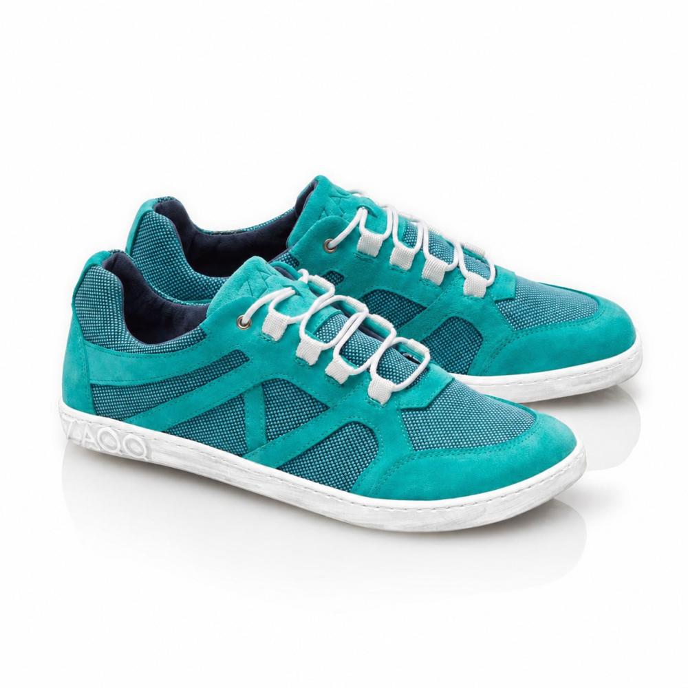Vi presenterar QUSQO Turquoise från ZAQQ: Dessa turkosa sneakers med vita skosnören och grå sulor erbjuder en mesh- och mockaliknande textur. Med sin moderna design och grafiska mönster på sidorna mot vit bakgrund ger de en 'andningsbar' upplevelse och ultimat komfort.