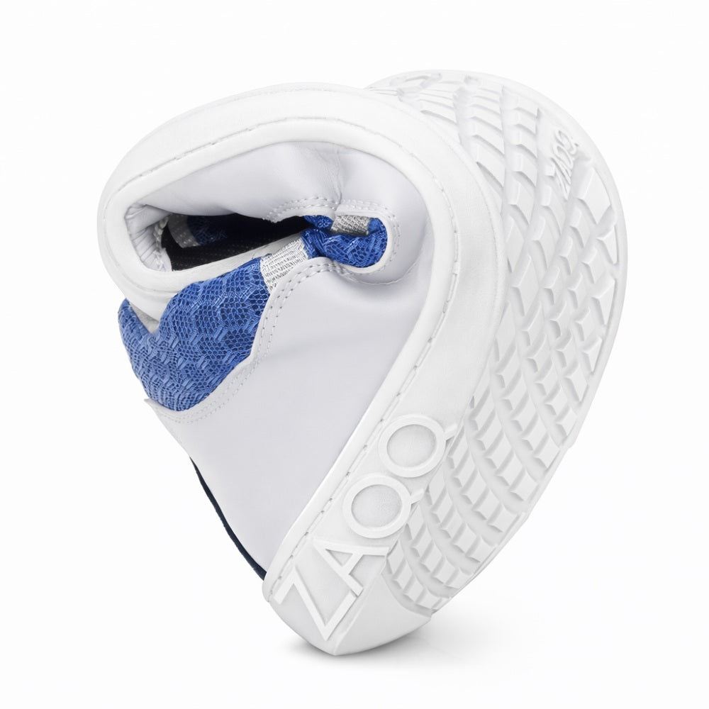 Der Sneaker SQOTT Blue von ZAQQ lässt sich in der Mitte zusammenfalten und zeigt so seine Flexibilität. Seine Sohle mit Gittermuster trägt den Markennamen ZAQQ prominent zur Schau. Das atmungsaktive Design des Schuhs sorgt für Komfort bei jedem Schritt.