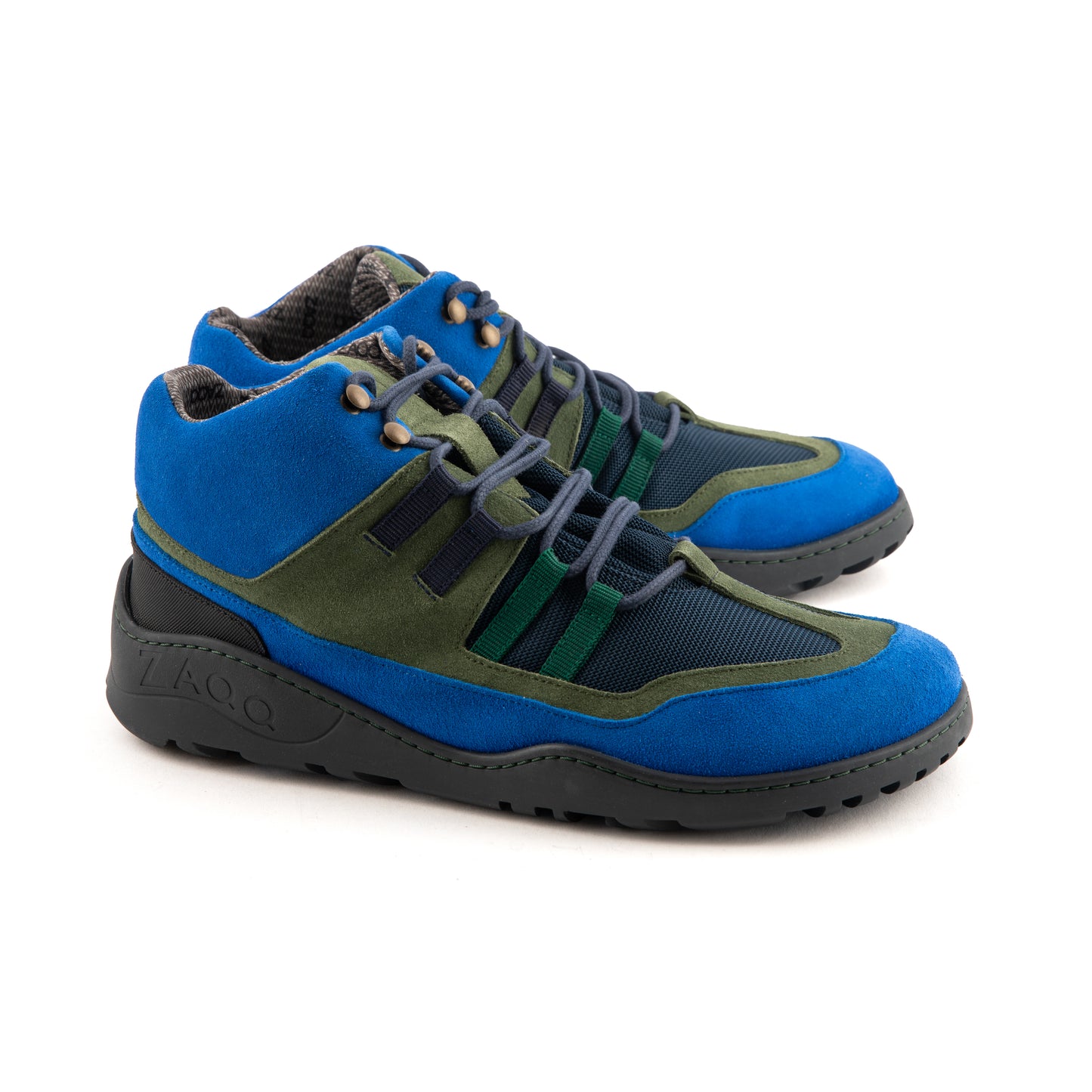 De SQOUT Blue Green Waterproof Sneaker från ZAQQ har svarta skosnören, mesh-detaljer och en tjock TERRA-sula. Med sin färgglada, sportiga design är dessa höga sneakers perfekta för avslappnade utflykter eller som barfotaskor för utomhusbruk.