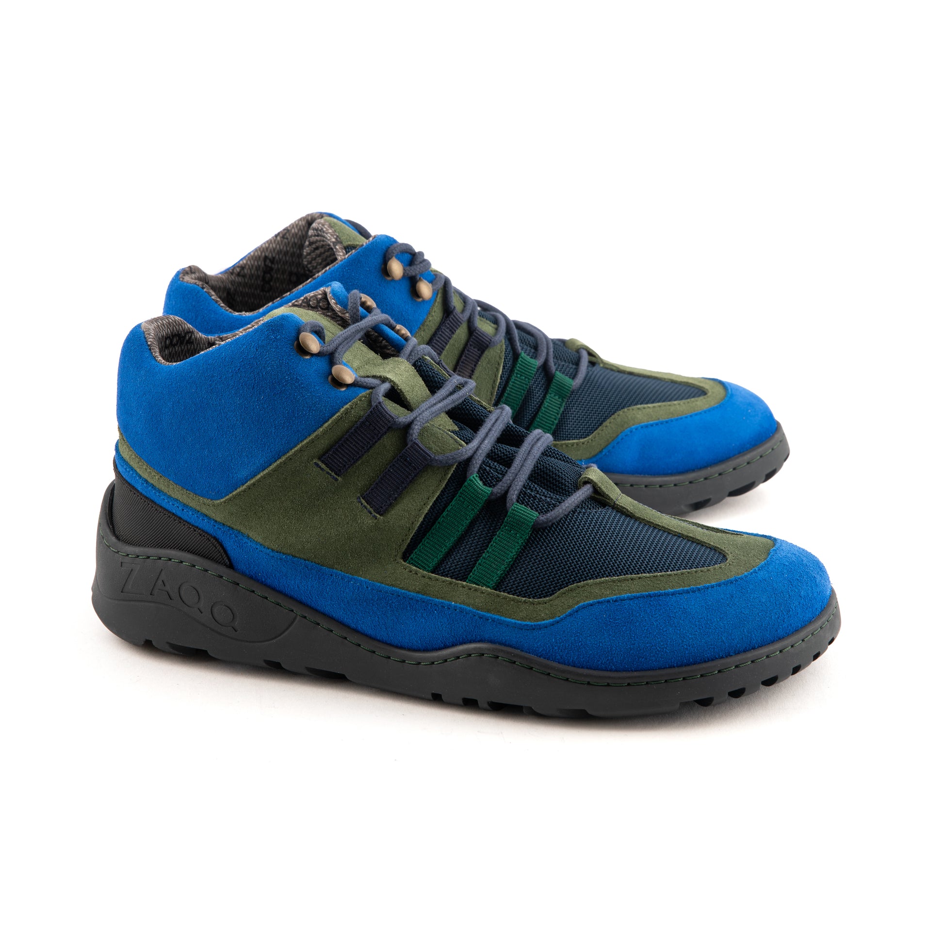 De SQOUT Blue Green Waterproof Sneaker från ZAQQ har svarta skosnören, mesh-detaljer och en tjock TERRA-sula. Med sin färgglada, sportiga design är dessa höga sneakers perfekta för avslappnade utflykter eller som barfotaskor för utomhusbruk.