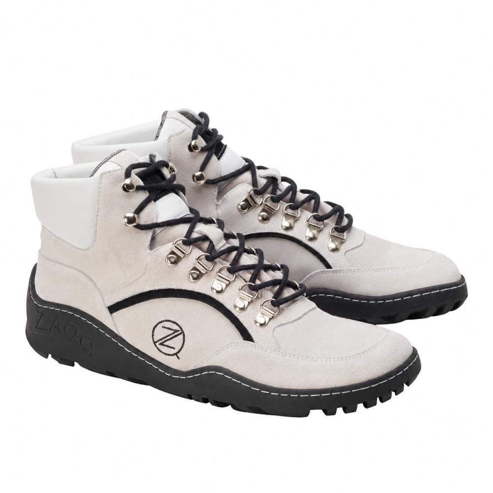 Vi presenterar TERRAQ Beige Waterproof Sneaker från ZAQQ: Dessa stiliga high-top-skor är tillverkade av mocka i beige med svarta accenter och skosnören med silverfärgade öljetter. De har en tjock, strukturerad svart sula och är försedda med det distinkta 'Z'-logotypen på sidan, vilket ger en utomhussko-estetik.