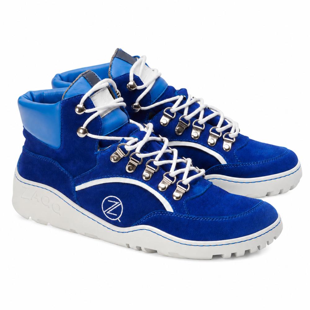 De TERRAQ Blue Waterproof Sneaker från ZAQQ är ett stilfullt par blå high-tops med vita skosnören och blåa och silverfärgade detaljer. Dessa utomhusskor har en robust sula, framträdande metallöljetter och är dekorerade med en ZL-logotyp på sidan, vilket ger både stil och funktionalitet för dina äventyr.