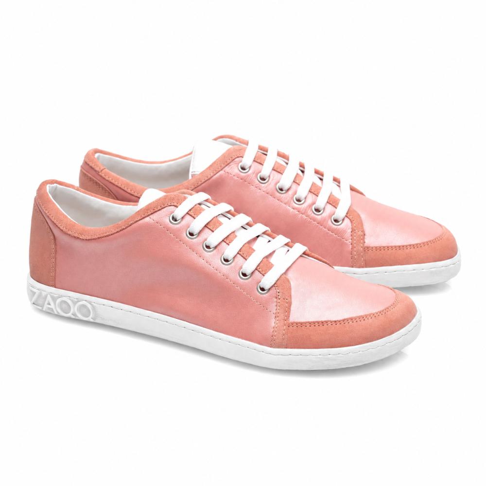 TIQQ Rosa Sneakers från ZAQQ är tillverkade av högkvalitativt rosa nappaläder, kompletterade med vita skosnören och sulor. Dessa skor kännetecknas av en enkel, avslappnad design, där varumärket ZAQQ elegant är placerat på baksidan av sulan. De presenteras mot en strålande vit bakgrund.