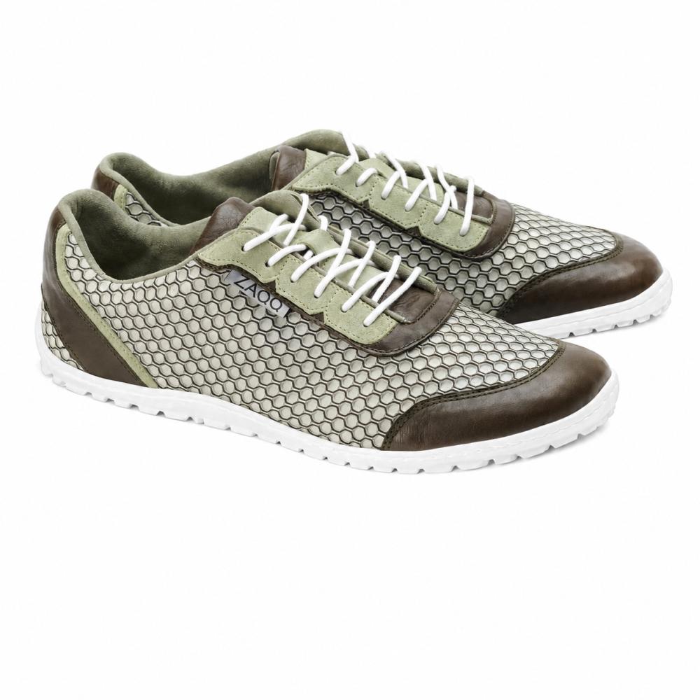 TOQIO Light Green Sneaker från ZAQQ har en bikake-design i gröna och bruna nyanser, kompletterad med vita skosnören och en brun gummisula, och förenar enkelt sportiga och stilfulla element. Deras andningsbara material garanterar komfort hela dagen.