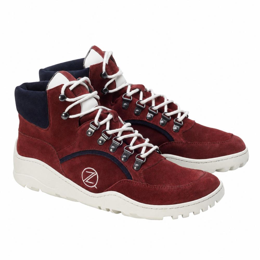 TREQ Red Waterproof Sneakers från ZAQQ är kastanjebruna high-tops med vita skosnören och sulor. Dessa vattentäta skor har marinblå accenter vid häl och ankel samt en rund logotyp på sidan, vilket gör dem till perfekta utomhusskor för varje äventyr.
