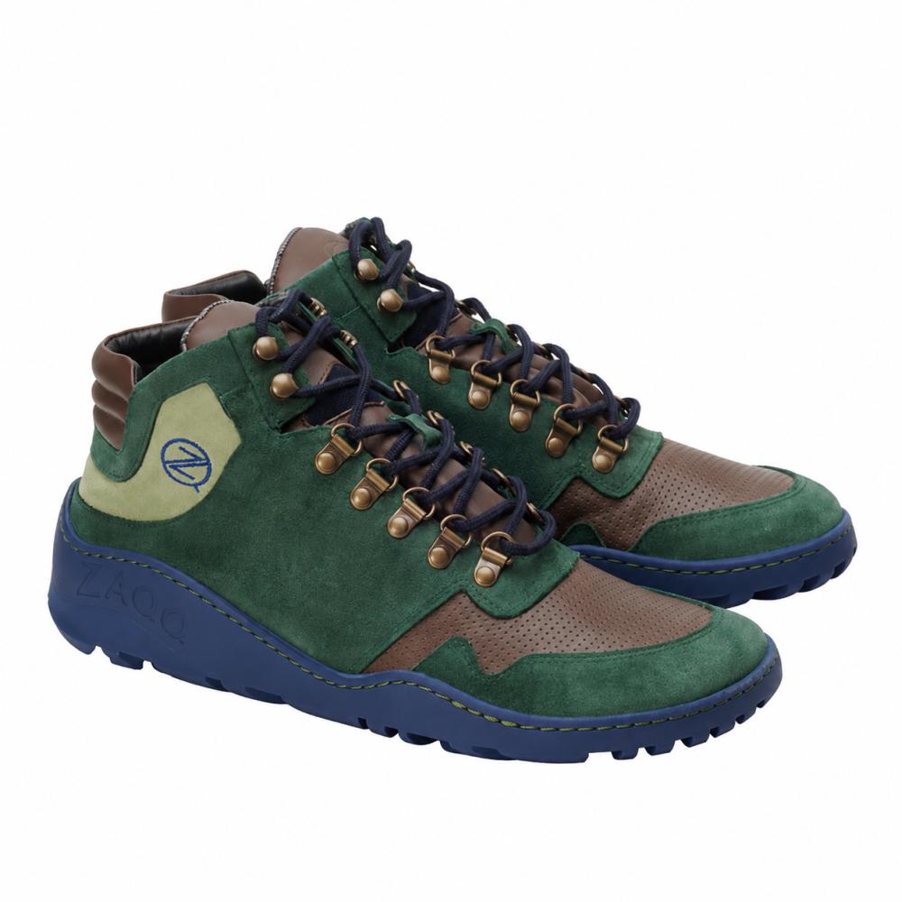 Vi presenterar de vattentäta high-top sneakers VAQATION Green från ZAQQ, som är designade i en iögonfallande kombination av grönt mocka och brunt läder. Dessa sneakers har blå och mörkgrå sulor, blå skosnören som löper genom mässingsöljetter, en logotyp på sidan och har ett vattentätt membran som håller dina fötter torra.