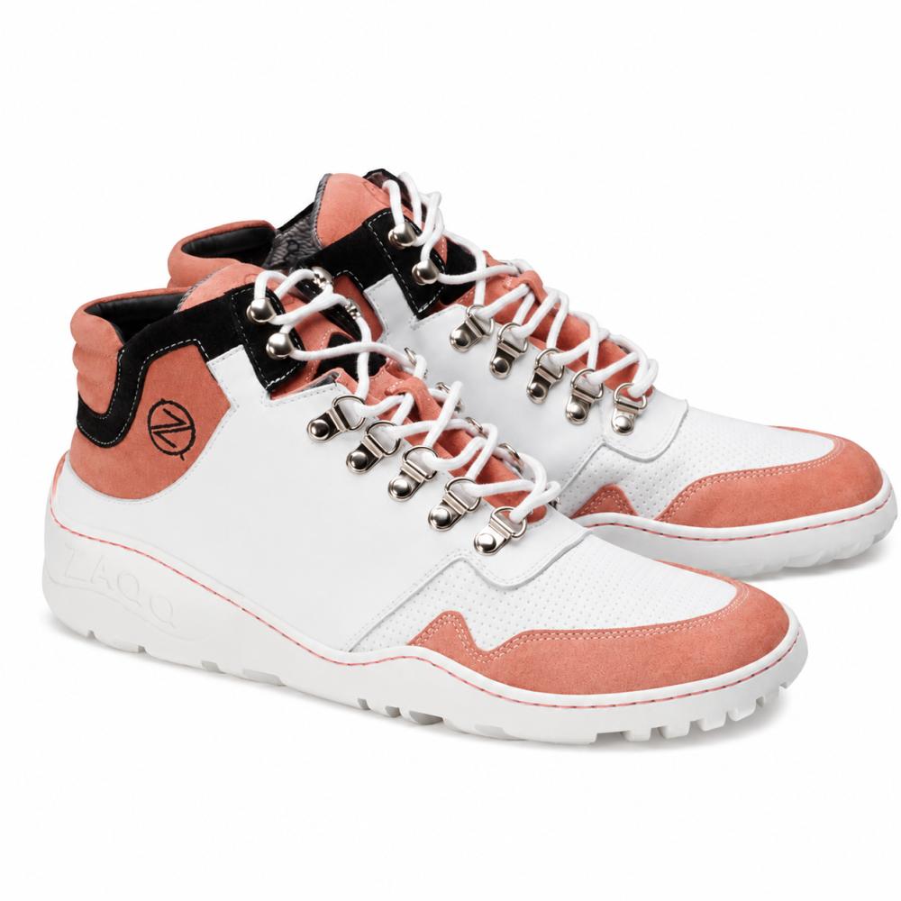 Ett par ZAQQ high-top sneakers i en slående modern design som presenterar en blandning av vita, rosa och svarta toner. Dessa sneakers har silverfärgade öljetter, vadderade kragar för extra komfort och strukturerade sulor som är dekorerade med en markant stiliserad Z-logotyp på sidan. VAQATION Rosa Waterproof Edition garanterar hållbarhet i alla väder utan att kompromissa med stilen.